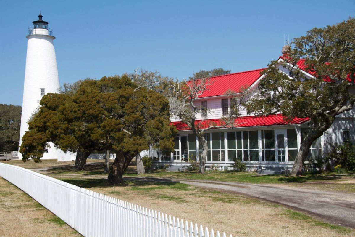 Ocracoke Lighthouse and Double Keepers' Quarters. Photo: National Park Service 