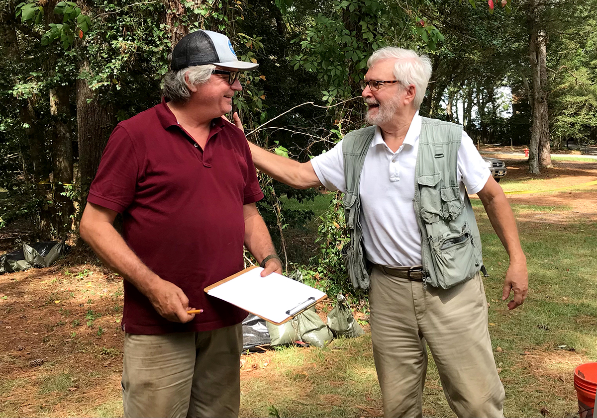 First Colony Foundation archaeologists Eric Deetz, site director, left, and foundation codirector Eric Klingelhofer consult in September 2021. Photo: Catherine Kozak