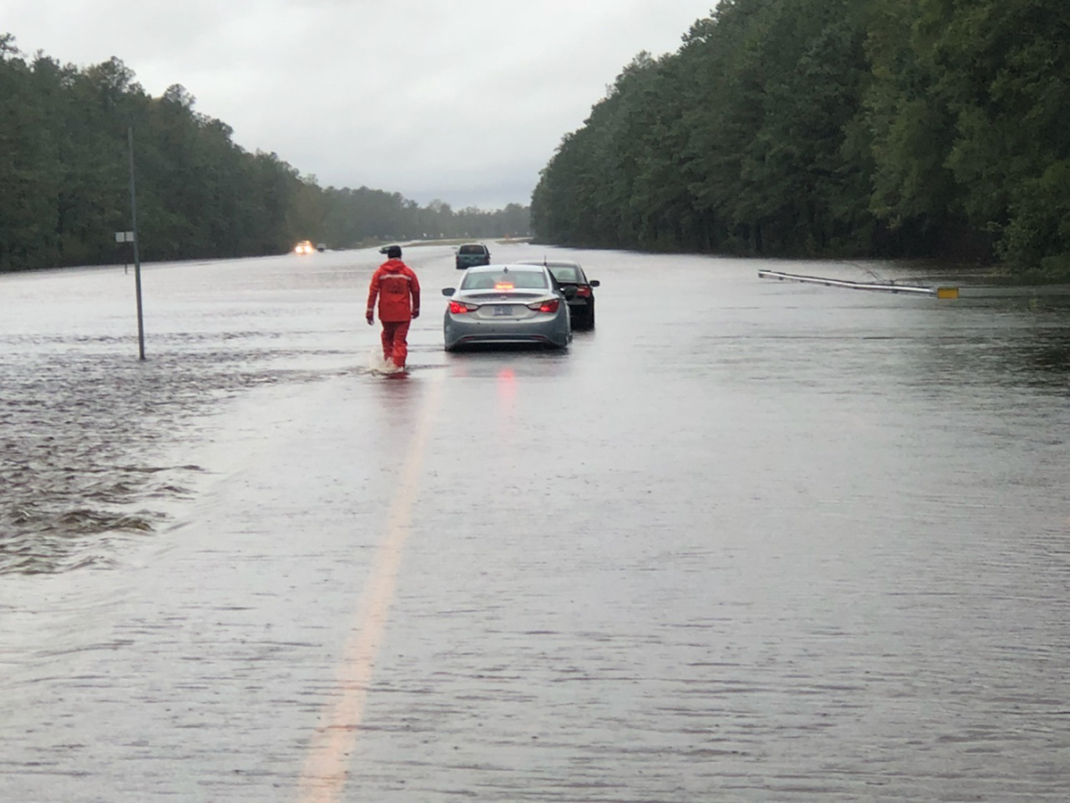 Coast Guard shallow-water response boat team members assist motorists stranded in flood water caused by Hurricane Florence in North Carolina, Sept. 16, 2018. Photo: U.S. Coast Guard