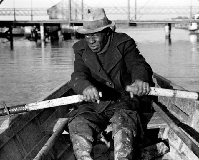 Anchor net fisherman, Edenton, 1937-39. Photo: Charles A. Farrell, courtesy, State Archives of North Carolina 