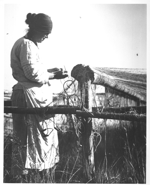 Ms. Annie Mills Norton Wiggins mending a gill net, Sneads Ferry, 1936-39. Photo: Charles A. Farrell, courtesy, State Archives of North Carolina 