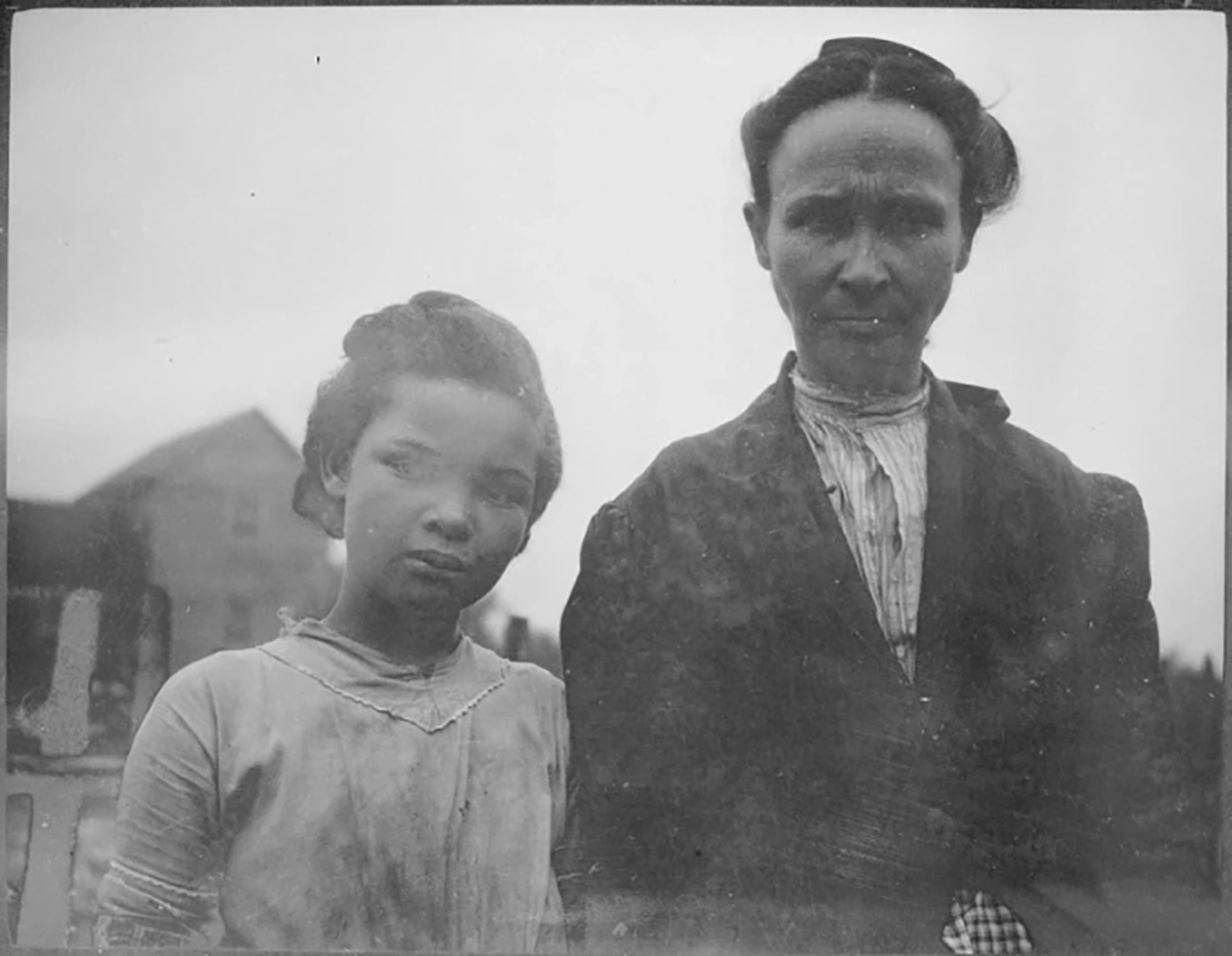 Woman and child, Roanoke Island, 1915. Photo by Frank Speck. Courtesy, National Museum of the American Indian