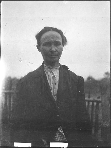 Another of Frank Speck’s portraits of the unidentified woman on Roanoke Island in 1915, this time without the young girl that was presumably her daughter. Courtesy, National Museum of the American Indian
