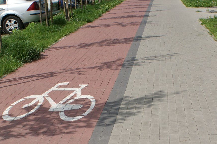 Example of a sidewalk and bicycle path. Photo: Wikimedia Commons