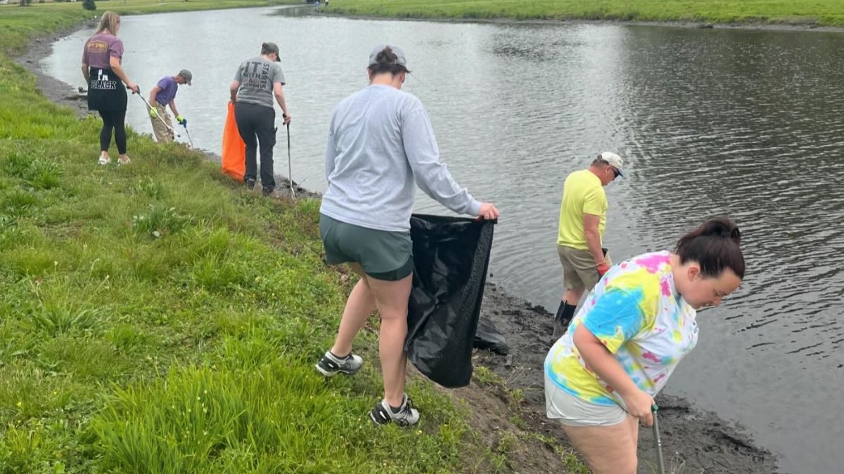 Volunteers at the 2023 Clean The Pamlico community cleanup organized by Sound Rivers and Pitt Street Brewing Company on the Pamlico. Photo: Sound Rivers