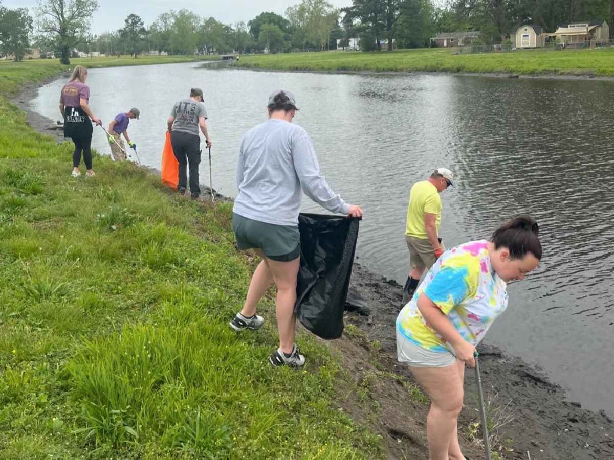 Volunteers at the 2023 Clean The Pamlico community cleanup organized by Sound Rivers and Pitt Street Brewing Company on the Pamlico. Photo: Sound Rivers