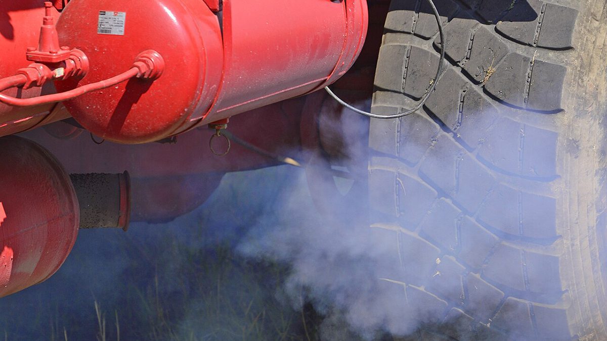 Diesel exhaust spews from a truck. Photo: Spielvogel/Creative Commons