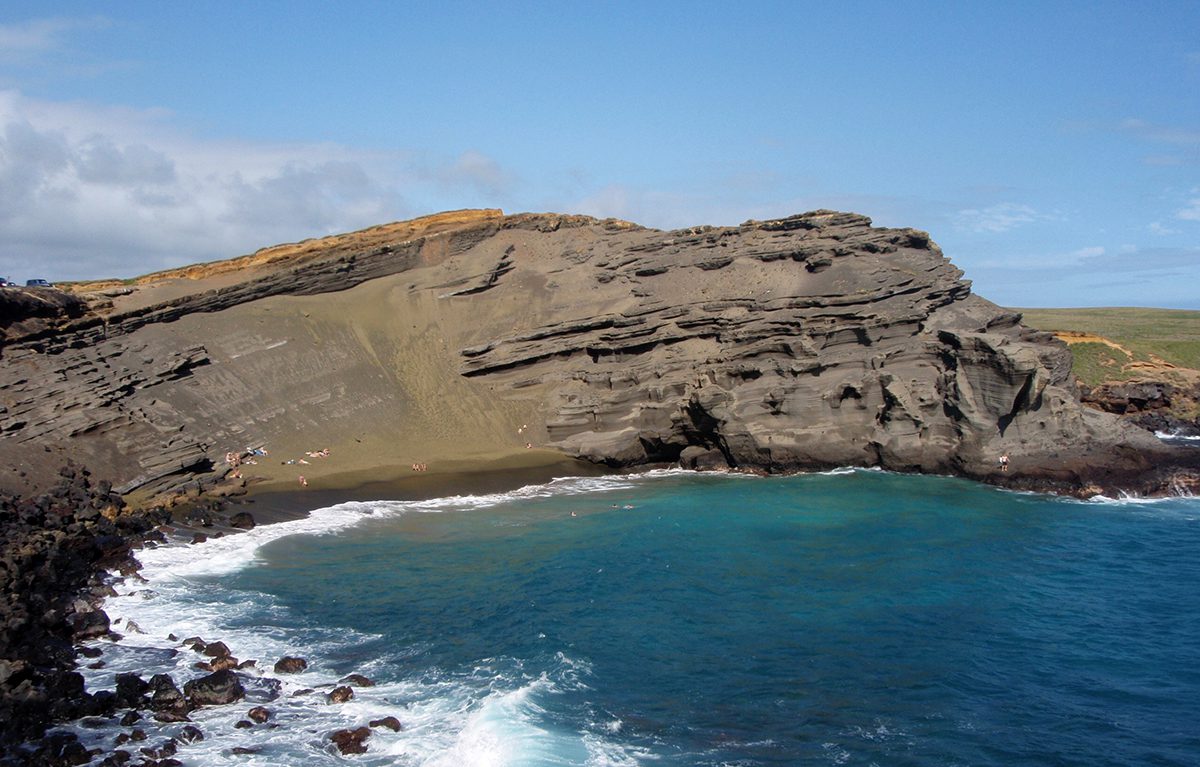 A view of Papakolea Beach and its green sand. Photo: Tomintx/Creative Commons