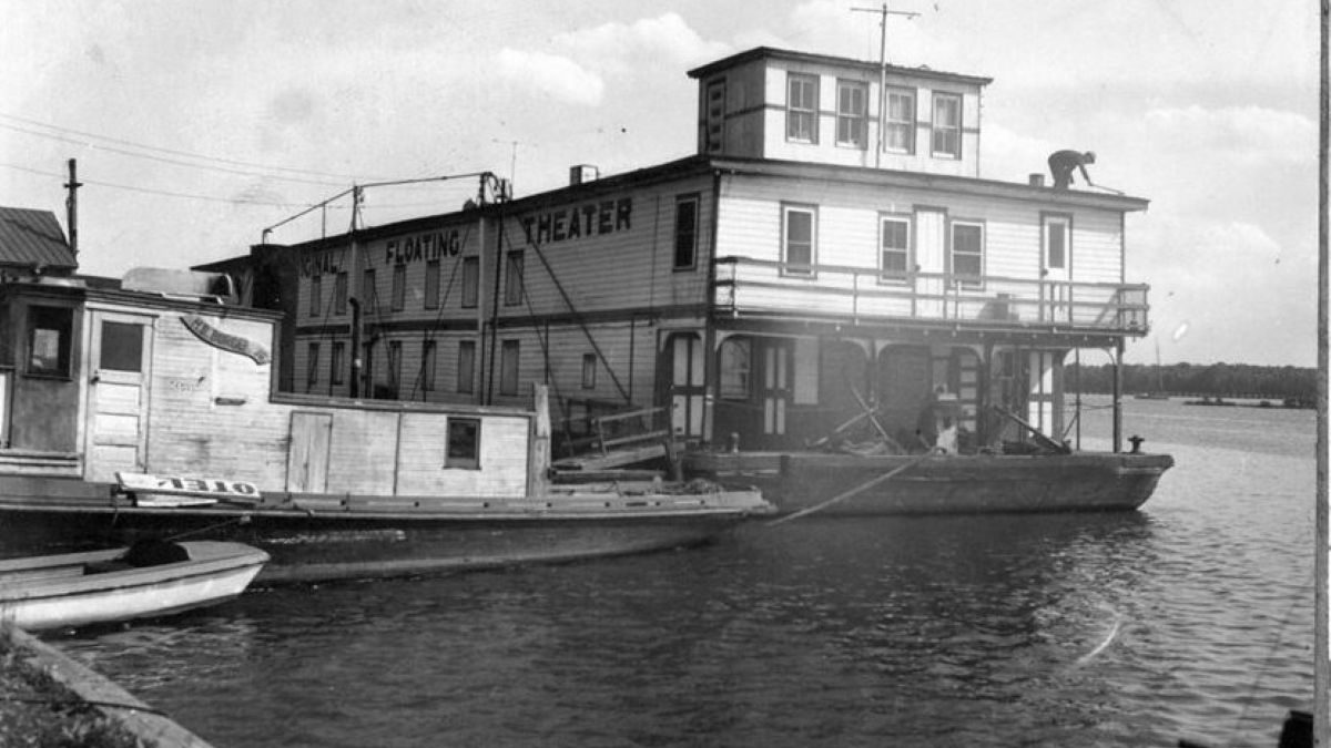 The James Adams Floating Theatre on the Pamlico River in Washington, N.C., 1940. The Floating Theatre’s troupe of actors and actresses toured coastal waterways from Florida to New Jersey from 1914 to 1941. Tugboats towed the Theatre from town to town, and the boat’s troupe usually did a week-long run before heading to their next stop. Photo courtesy, State Archives of North Carolina