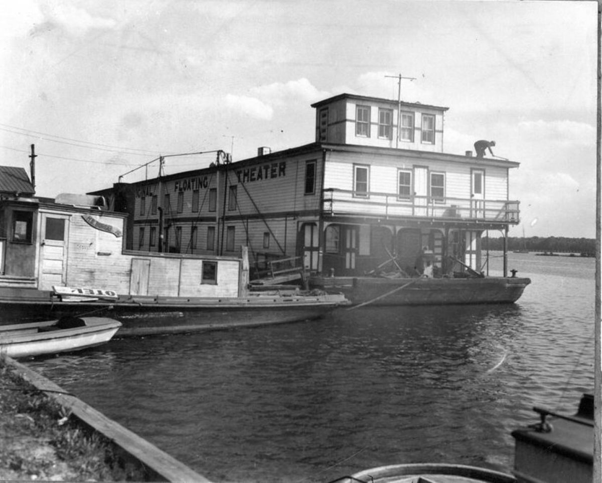 The James Adams Floating Theatre on the Pamlico River in Washington, N.C., 1940. The Floating Theatre’s troupe of actors and actresses toured coastal waterways from Florida to New Jersey from 1914 to 1941. Tugboats towed the Theatre from town to town, and the boat’s troupe usually did a week-long run before heading to their next stop. Photo courtesy, State Archives of North Carolina