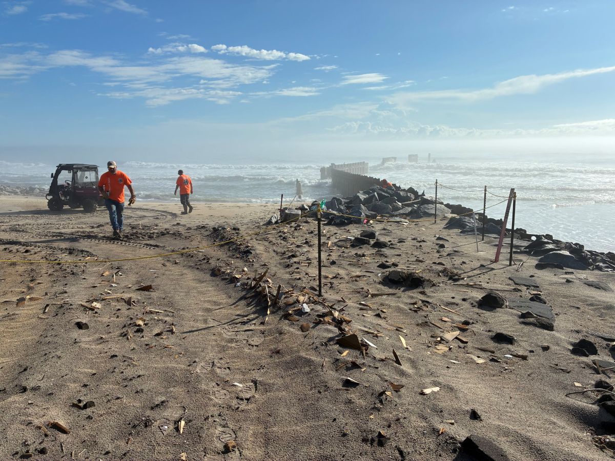 Volunteers from Coastal Virginia Recovery collect in March debris from the beaches around the southernmost groin in Buxton. Photo: Cape Hatteras National Seashore